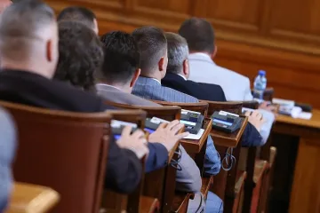 Депутатите отсвириха зеления сертификат, обсъждат ковид мерките