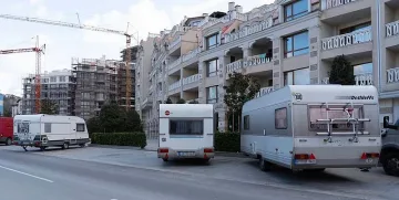 Какво става в Ахелой? Има ли нашествие на германски антиваксъри?