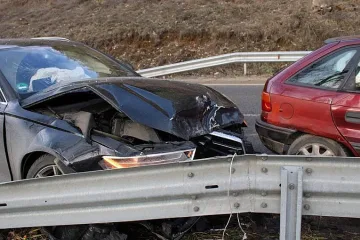 Тежка катастрофа край Разлог, режат кола да извадят затисната жена