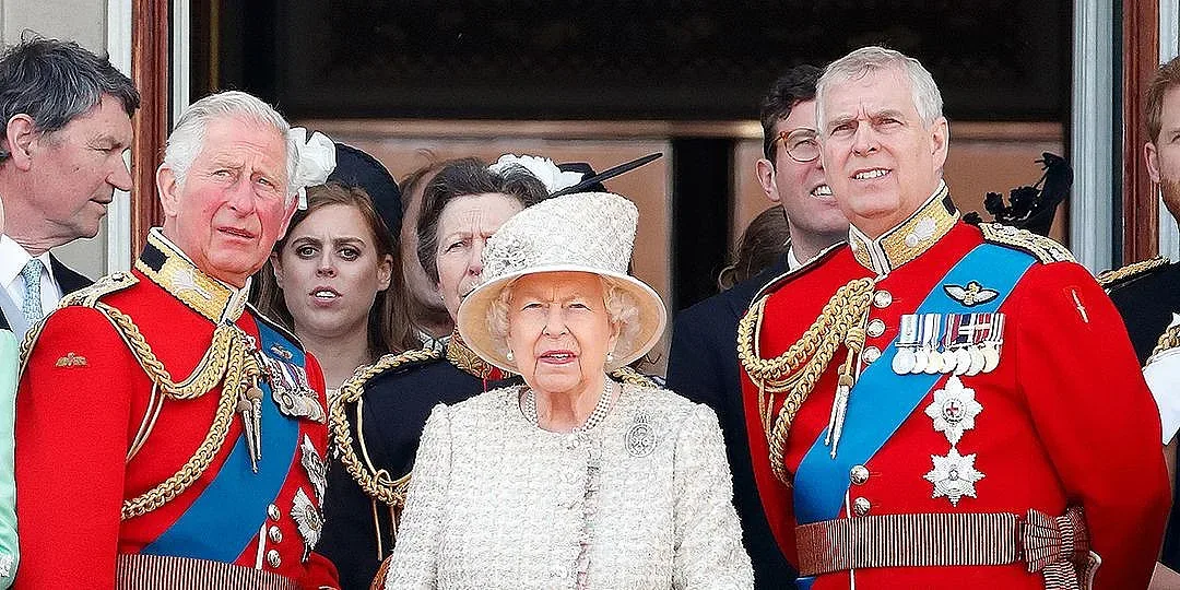 Кралицата гони сина си в изгнание, каква е причината