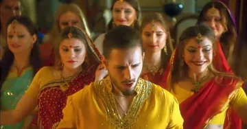 Папи Ханс залитна по дъщерята на Азис (ВИДЕО)