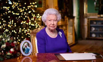 Защо е гневна и нещастна Елизабет ІІ?