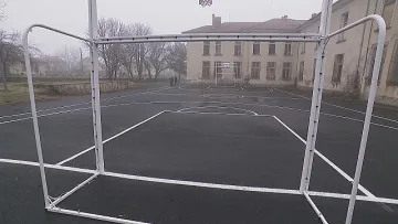 Ученици събират пари, за да си откупят...училището