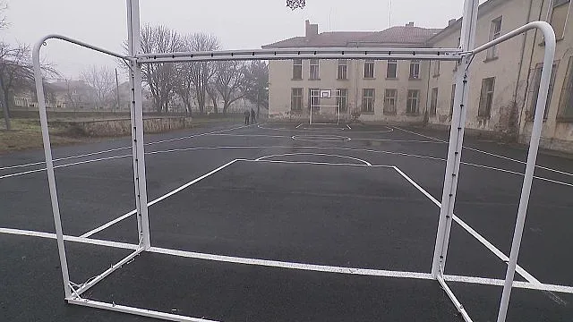 Ученици събират пари, за да си откупят...училището