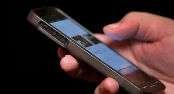 Обвиняват мобилните оператори в тежък грях към потребителите