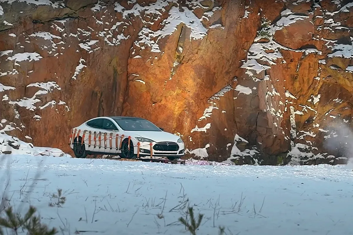 Ядосан финландец взриви своята Tesla с 30 кг динамит