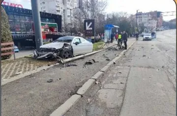 Ужасяващо! Кола помете жена на спирка в София