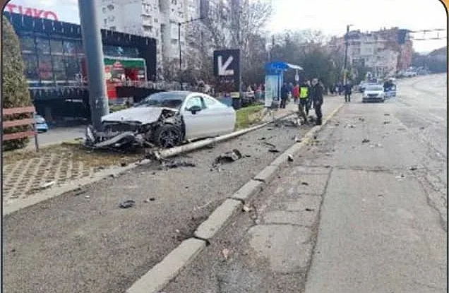 Ужасяващо! Кола помете жена на спирка в София