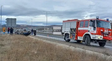 Автомобил с деца се обърна на "Струма"