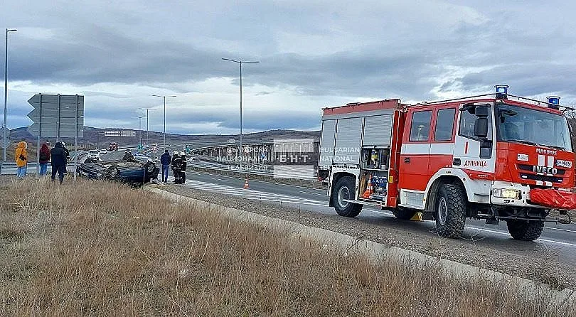 Автомобил с деца се обърна на "Струма"