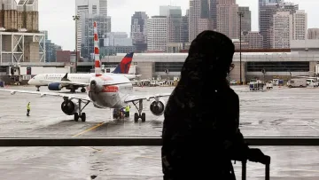 Омикрон завладя и небето, отменят хиляди полети заради болни пилоти