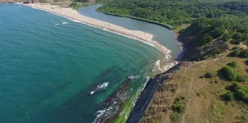 Брутално! Незаконен басейн издълбан в скалите на Синеморец