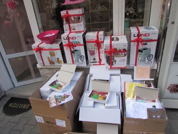 Ученици ще зарадват с ръчно изработени картички 350 възрастни