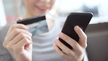 Купувате подаръци през интернет? Ето за какво да внимавате