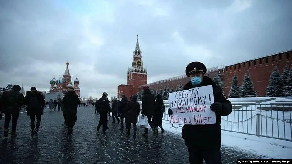 Полицай издигна плакат срещу Путин пред Кремъл, какво му се случи
