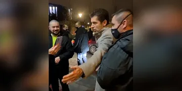 Активисти на ГЕРБ причакаха Кирил Петков, взеха бързо интервю