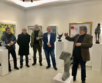 Магичен камък и вино за юбилея на Вежди