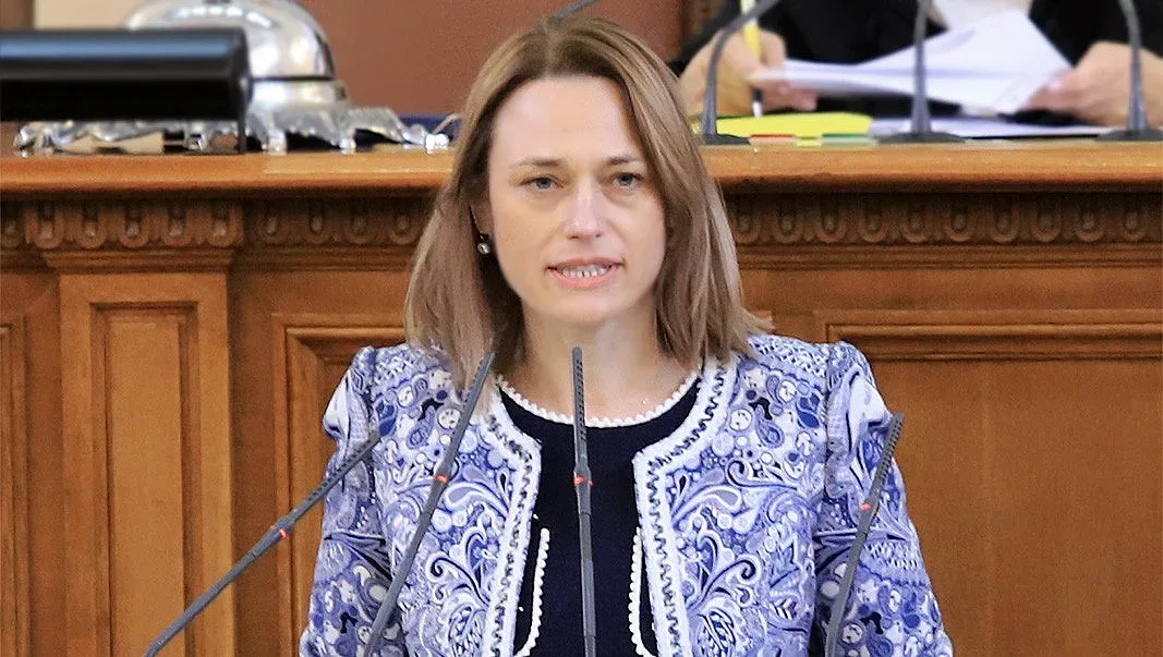 Митева предупреди шефа на КЕВР: Всички сме вперили поглед