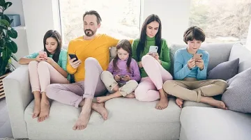 Разкриха защо децата не се отлепват от смартфоните си