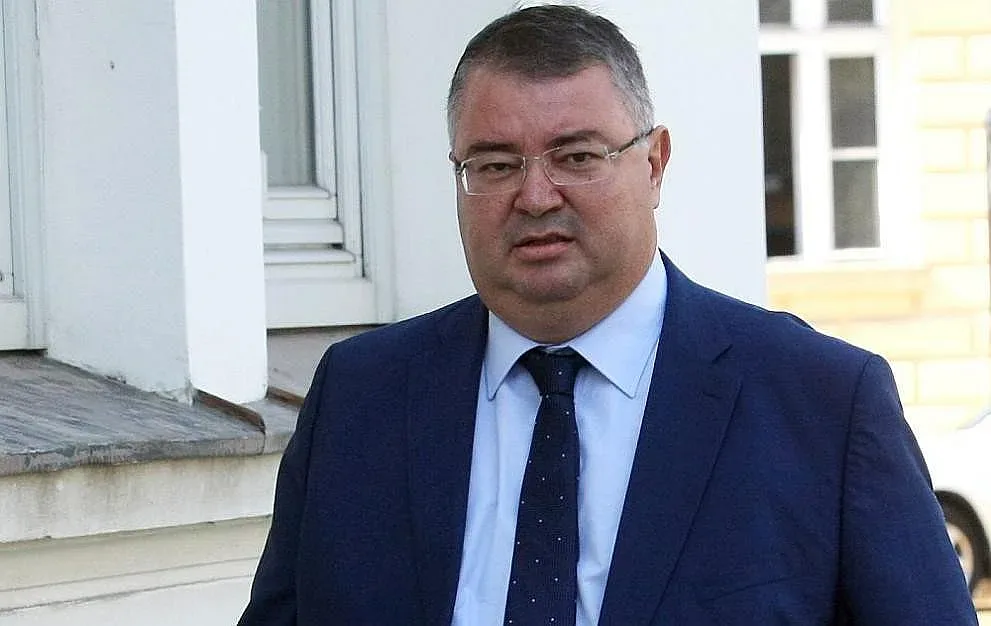 Шефът на НОИ обясни колко ще се вдигнат пенсиите