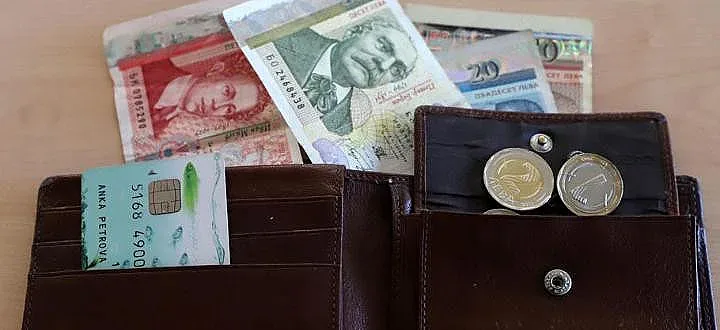 Жена намери плик с два бона на улицата, какво направи с парите