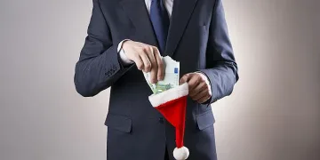 Бонуси за Коледа! Колко фирми ще зарадват служителите си
