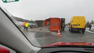 Камион се обърна на "Струма" -на мястото на трагедията с автобуса