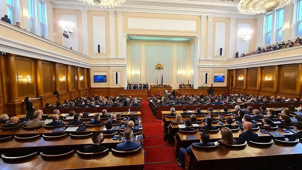 След куп заяждания депутатите все пак си съкратиха ваканцията