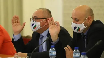 Куриоз! Защо депутат иска пари на ръка