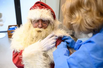Дядо Коледа се ваксинира в "Бар ЗаЗдраве"