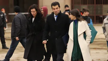 Близки до Кирил Петков депутатки подават оставки. Защо?