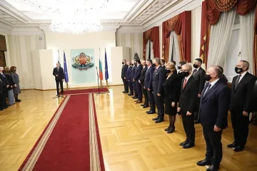 Радев събра за последно служебните министри, какво им каза