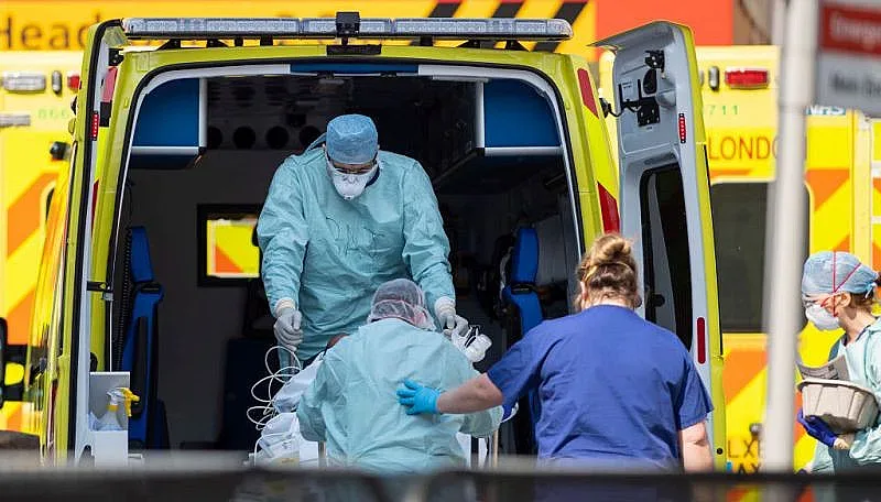 Британци прогнозират много смърт от Омикрон. Какво препоръчват?