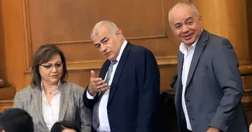 Министър от БСП обеща да търси помощ от ГЕРБ. За какво му е?