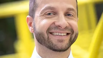 След "Фермата": Коцето на снимки със звезда от "Бонд"