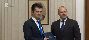 Радев връчи мандата. Три заръки към Кирил Петков (ВИДЕО)