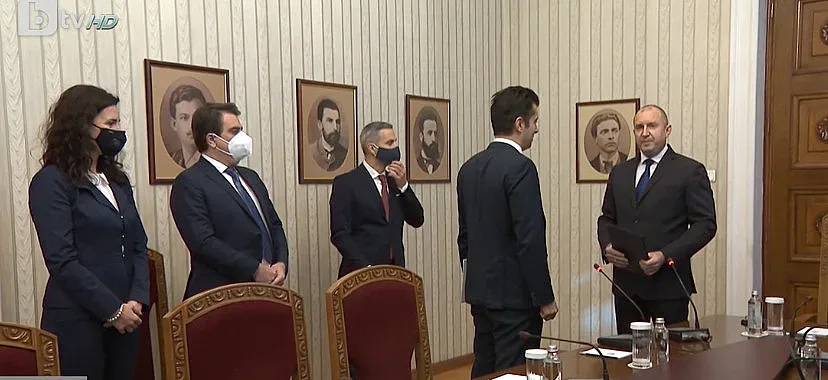 Гледайте НА ЖИВО как Радев връчва мандата на Кирил Петков