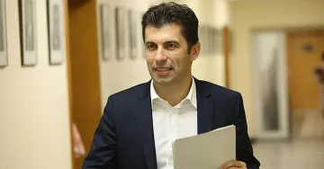 Кирил Петков до Петко  Каравелов и Георги Димитров