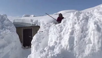 Снежен ад в Турция! Еднометрови преспи