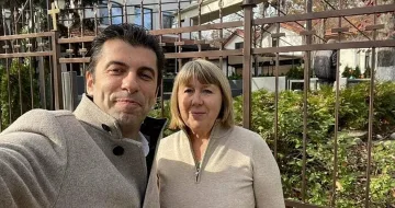 Майката на Кирил Петков е голям началник. Какво прави