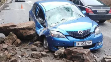 Ужас! Скала размаза кола с бременана жена