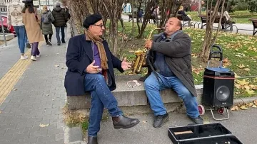 Анди Гарсия изненада уличен музикант в София! Реакцията! ВИДЕО
