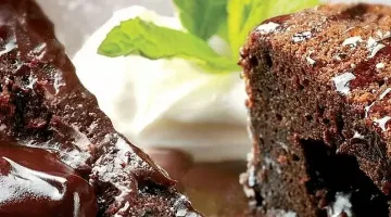 Гръцка шоколадова торта се сервира с кисело мляко