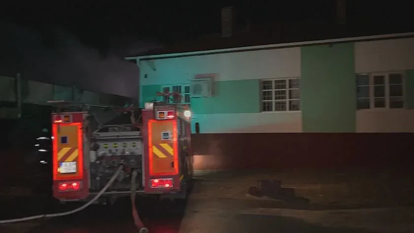 Пожар изпепели физкултурния салон на училище в Карнобат