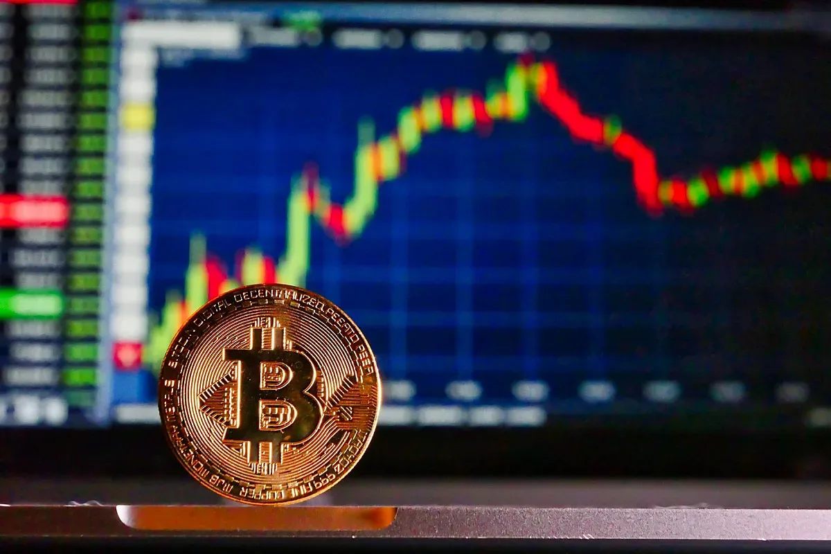 Биткойнът се срина с повече от 20% през уиекнда