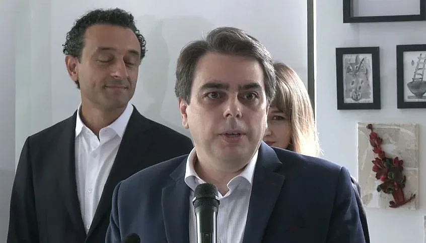 Асен Василев: 30 000 държавни чиновници аут до края на 2022 г.