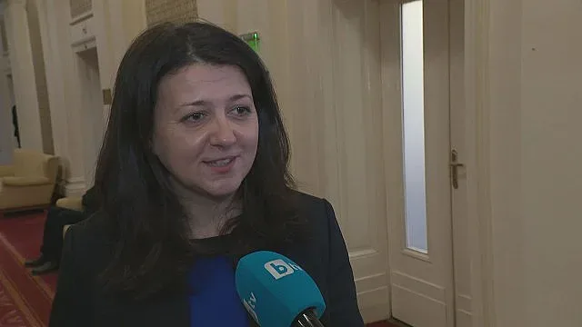 Депутатка изненада колегите си. Ходи с влак на работа