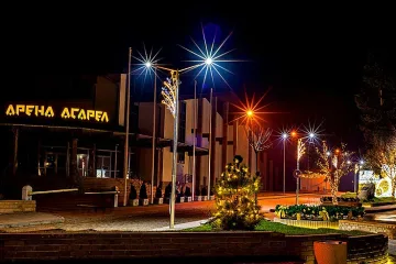 Площад в Панагюрище засия с коледна украса