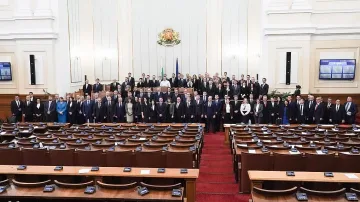 Новите депутати се снимаха за спомен, една партия бойкотира