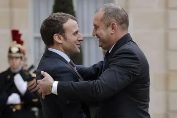 Радев води ключов разговор с Макрон. Какво си казаха